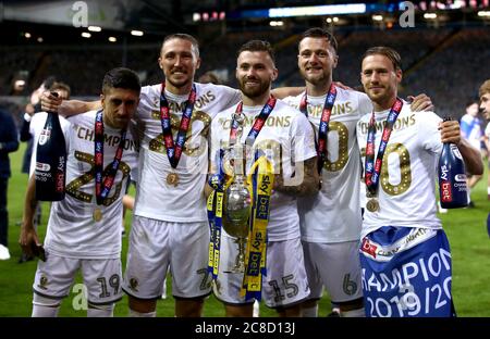 Pablo Hernandez (a sinistra), Luke Ayling, Stuart Dallas, Liam Cooper e Barry Douglas festeggiano con il trofeo Sky Bet Championship alla fine della partita del campionato Sky Bet a Elland Road, Leeds. Foto Stock