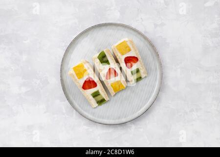Panino di frutta dolce giapponese con fragola, ananas e kiwi Foto Stock