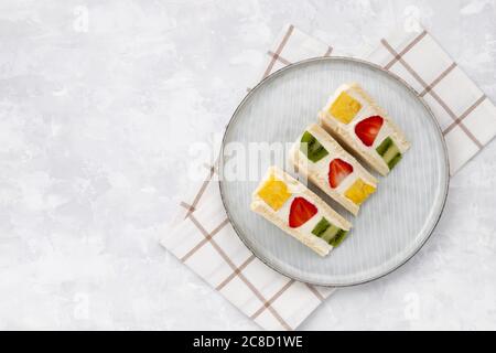 Panino di frutta dolce giapponese con fragola, ananas e kiwi Foto Stock