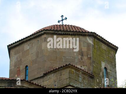 La cupola dell'antico monastero Jvari si avvicina al cielo Foto Stock