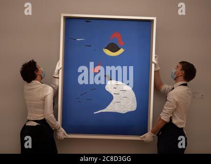 Sotheby’s, Londra, Regno Unito. 23 luglio 2020. Anteprima dell’asta e della mostra di Sotheby che si estende per mezzo millenario di storia dell’arte da Rembrandt a Richter, in una fotocellula socialmente distanziata. La vendita serale si svolge il 28 luglio. Immagine: Joan Miró, Peinture (Femme au chapeau rouge), 1927, stima £20-30 milioni. Invisibili per decenni, e ultima all'asta nel 1966, è il primo lavoro di questa importanza a comparire all'asta da quando Peinture (Étoile bleue) ha stabilito il record per l'artista nel 2012. Credit: Malcolm Park/Alamy Live News. Foto Stock