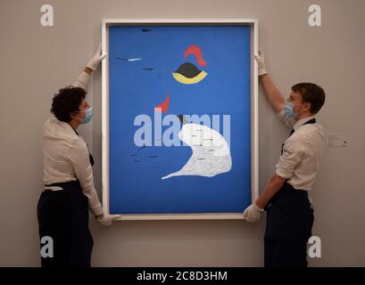 Sotheby’s, Londra, Regno Unito. 23 luglio 2020. Anteprima dell’asta e della mostra di Sotheby che si estende per mezzo millenario di storia dell’arte da Rembrandt a Richter, in una fotocellula socialmente distanziata. La vendita serale si svolge il 28 luglio. Immagine: Joan Miró, Peinture (Femme au chapeau rouge), 1927, stima £20-30 milioni. Invisibili per decenni, e ultima all'asta nel 1966, è il primo lavoro di questa importanza a comparire all'asta da quando Peinture (Étoile bleue) ha stabilito il record per l'artista nel 2012. Credit: Malcolm Park/Alamy Live News. Foto Stock