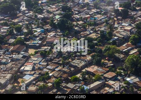 Vista sulla povera area residenziale di Maputo, Mozambico, situata tra l'aeroporto e il Coat Foto Stock