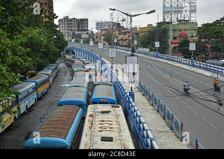 Kolkata, India. 23 luglio 2020. Una strada vuota di Kolkata durante il periodo di blocco completo per combattere contro Covid 19. Sono consentite solo le persone di un servizio di emergenza. (Foto di Suraranjan Nandi/Pacific Press/Sipa USA) Credit: Sipa USA/Alamy Live News Foto Stock