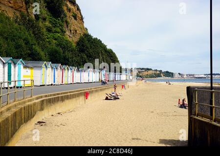 Shanklin, Isola di Wight, Regno Unito. 13 luglio 2020. I turisti che si godono la spiaggia e la passeggiata la prima settimana dopo il blocco di Coronavirus. Foto Stock