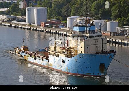 Ancora movimentazione Tug Centaurus trainando un altro AHTS (advancer, ex Maersk advancer), canale Kiel in direzione ovest. Foto Stock