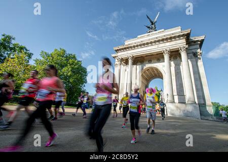 Persone in competizione in un evento di partecipazione di massa a Londra Foto Stock