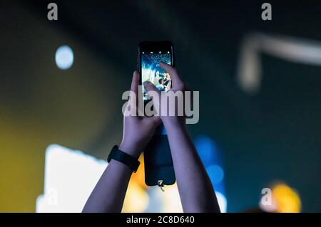 Acquisizione di prestazioni di fase con una fotocamera per smartphone Foto Stock