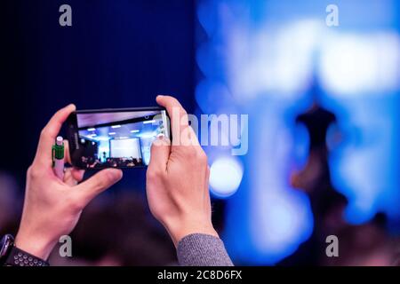 Acquisizione di prestazioni con una fotocamera per smartphone Foto Stock