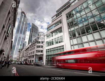 Città di Londra Bishopsgate guardando a nord del quartiere finanziario. Un bus rosso viaggia con Motion Blur Foto Stock