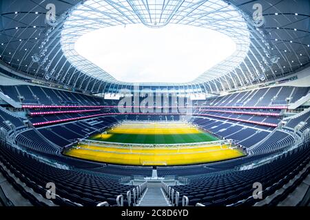 Vista fisheye dalle bancarelle di uno stadio di calcio vuoto Foto Stock