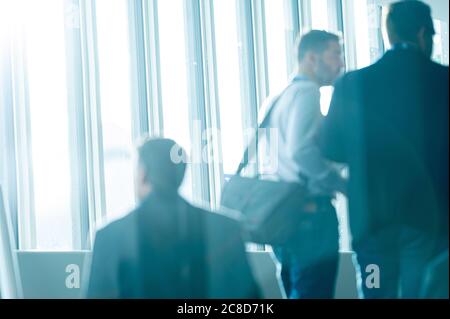 Persone che camminano su una scala all'evento di Business and Academic Conference Foto Stock