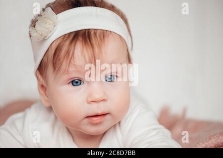 Bel bambino alcuni mesi vecchio ritratto all'aperto Foto Stock