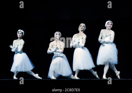 Brani di Swan Lake eseguiti da Les Ballets Trockadero de Monte Carlo al Central Park Summerstage di New York City nel 2019. Foto Stock