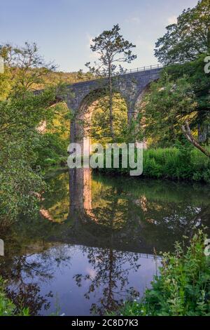 Monsal Head Viadotto e fiume Wye, Derbyshire Foto Stock
