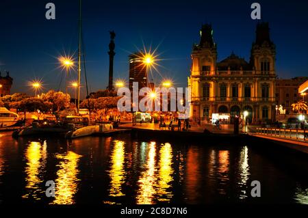 BARCELLONA, SPAGNA - 20 AGOSTO: Port Vell e Monumento a Colombo di notte il 20 agosto 2013 a Barcellona, Spagna. E' un monumento alto 60 metri per Chr Foto Stock