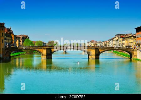FIRENZE, ITALIA - 15 APRILE: Ponte Santa Trinita e fiume Arno il 15 aprile 2013 a Firenze. Questo ponte rinascimentale è il più antico degli elli Foto Stock