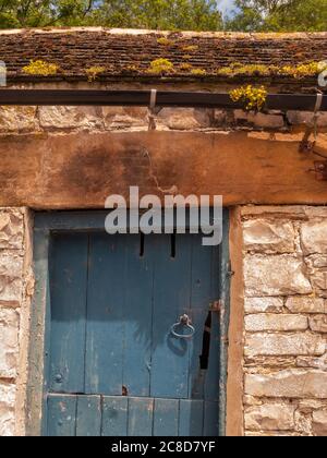 Vecchia porta stabile Foto Stock