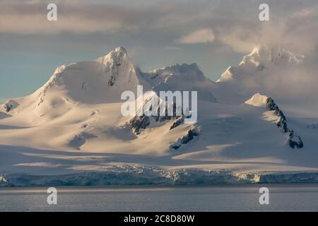 Vista dell'isola di Livingston con le nuvole dal porto di Yankee nelle isole Shetland meridionali al largo della costa dell'Antartide. Foto Stock