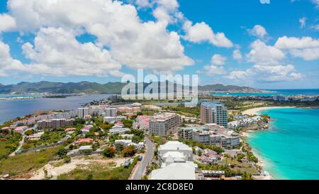 Vista aerea della baia di Maho e Simpson nell'isola caraibica di St.Maarten Foto Stock