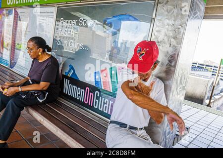 Miami Florida,Metrorail,treno,sistema di trasporto pubblico,fermata,stazione,Black Blacks African Africans etnic minorità,donna donna donna donna donna donna donna adulta adulta Foto Stock
