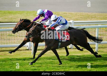 Le spalle indotte da Ryan Moore (a destra) vincono le Esher Novice Stakes all'ippodromo di Sandown Park. Foto Stock