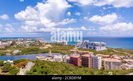 Vista aerea della baia di Maho e Simpson nell'isola caraibica di St.Maarten Foto Stock