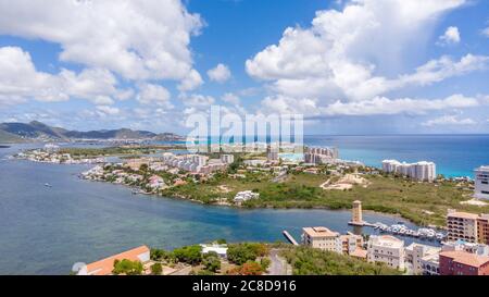 Vista aerea della baia di Maho e Simpson nell'isola caraibica di St.Maarten Foto Stock