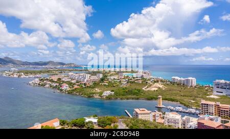 Vista aerea della baia di Maho e Simpson nell'isola caraibica di St.Maarten Foto Stock