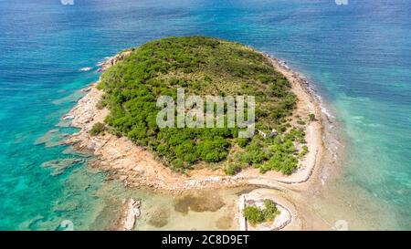 Vista aerea di una piccola isola vuota nei caraibi. Foto Stock