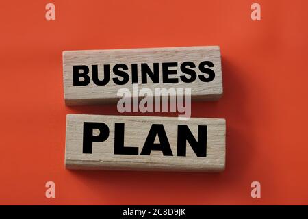 Parole di business plan su blocchi di legno in rosso. Concetto di marketing e gestione Foto Stock