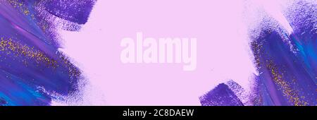 Cornice realizzata con pennellate acriliche con luccicante dorato su sfondo viola. Banner creativo con spazio per la copia. Foto Stock
