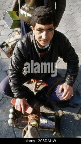 Shoe Shine Boys at Hagia Sophia Istanbul Turkey 1989 Foto Stock