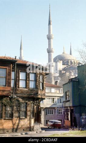 Strade intorno alla Moschea Blu a Istanbul Turchia 1989 Foto Stock