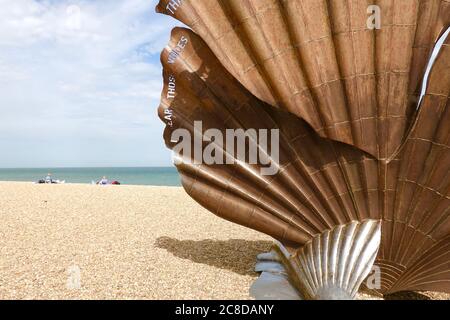 Aldeburgh, Suffolk, UK - 23 luglio 2020: La scallop di Maggi Hambling (2003) sulla spiaggia nord. Ispirato all'opera di Benjamin Britten, Peter Grimes. Foto Stock