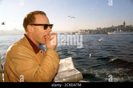 Giornalista britannico e autore John Diamond in una visita di fine settimana a Istanbul Turchia 1989 mangiare delizia turca Foto Stock