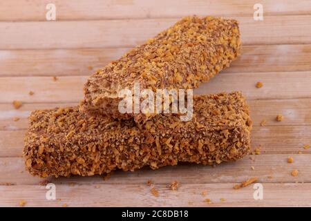 Cocco arrosto isolato su tronchi di caramello ricoperti di cioccolato. Foto Stock