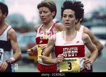 Joan Benoit (USA) vincitore n.3 con Ingrid Kristiansen (NOR) n.2 in gara nella maratona di Chicago 1985 Foto Stock