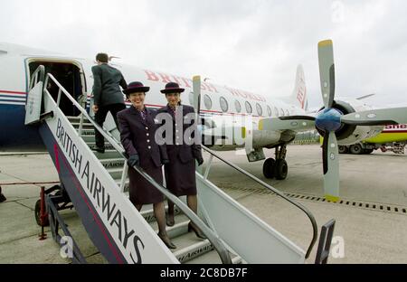 L'ultimo Viscount di Vickers a trasportare passeggeri che lasciano l'aeroporto di Heathrow a Londra nell'aprile 1996 quasi 46 anni dopo il primo volo passeggeri del prototipo dell'aeromobile. Tra i passeggeri c'erano il progettista originale dell'aeromobile, Sir George Edwards, 87 anni, e Lord King, il presidente della British Airways. Foto Stock