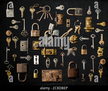 Assortimento di vecchie serrature e chiavi Foto Stock