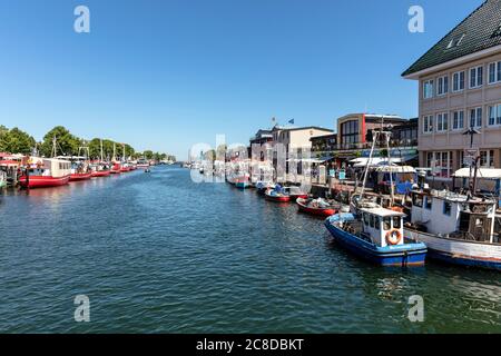 canale chiamato ‘Alter Strom’ (canale vecchio) nel quartiere Warnemünde della città di Rostock, nel Meclemburgo, in Germania Foto Stock