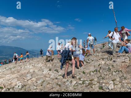 Ai-Petri, Crimea - 5 luglio 2019. I turisti salgono sulla cima della montagna, punto di riferimento Foto Stock