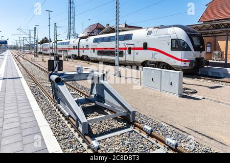 Treno Bileveled Stadler KISS DB Intercity 2 alla stazione di Warnemünde Foto Stock