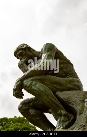 Parigi, Francia 06/12/2010: Una foto da vicino della famosa statua del Pensatore di Auguste Rodin. L'immagine mostra i dettagli delle mani e dei muscoli delle gambe Foto Stock