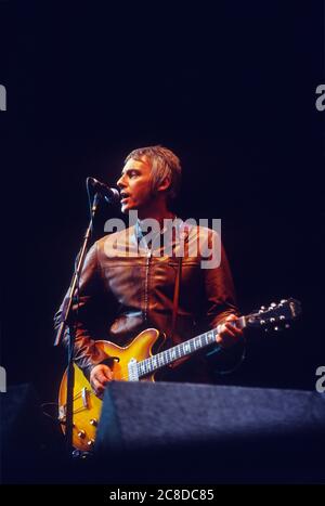 Paul Weller si esibisce al Virgin V Festival V2000, Hylands Park, Chelmsford, Essex, Regno Unito. Foto Stock
