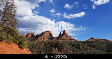 Immagine paesaggistica della formazione di arenaria di Nancy Rock vicino a Sedona, Arizona. L'immagine è stata scattata vicino al canyon del torrente di quercia su una cima di collina. Questa roccia stratificata Foto Stock