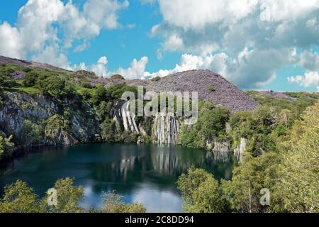 Twll Mawr, che significa Big Hole in gallese, è una cava di ardesia abbandonata nel complesso di cava Dorothea nella valle di Nantlle, Galles del Nord. Foto Stock