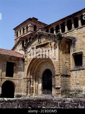 PORTADA DE LA COLEGIATA DE SANTA JULIANA - S XII. Località: COLEGIATA. SANTILLANA DEL MAR. Cantabria. SPAGNA. Foto Stock