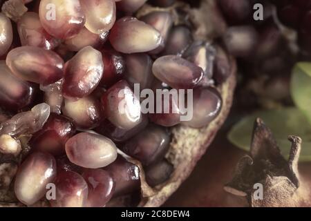 Melograno di frutta succosa matura sulla tavola Foto Stock