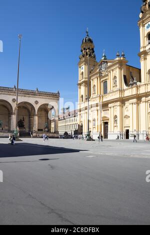 Monaco, Germania, 8 luglio 2020: Chiesa di Teatina (Theatinerkirche) e Sala Fieldmarshals (Feldherrnhalle) a Monaco. Persone per le strade. Foto Stock